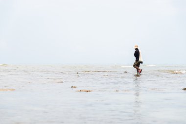 Balıkçı balıkçılık eylem sahilde