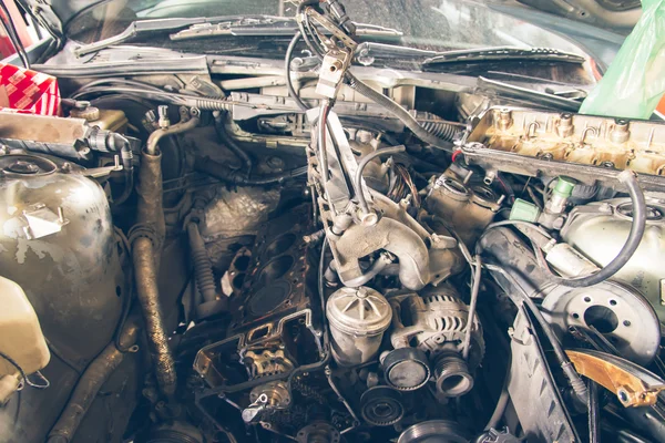 Reparação de carro velho na garagem — Fotografia de Stock