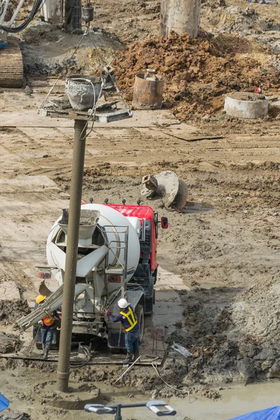 Trabalhadores da construção estão preparando bomba para concreto para derramar — Fotografia de Stock
