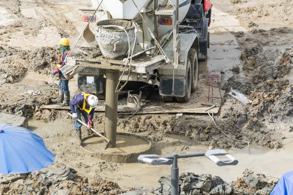 Trabalhadores da construção estão preparando bomba para concreto para derramar — Fotografia de Stock