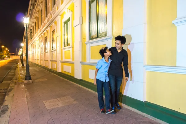 Hermanos caminan de vuelta a mi casa junto felizmente — Foto de Stock