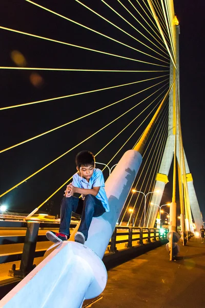 Children sitting on the bridge alone,lonely — Stock Photo, Image