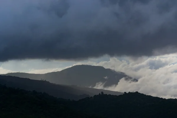 Von Sonnenaufgang und Berg in Thailand. — Stockfoto