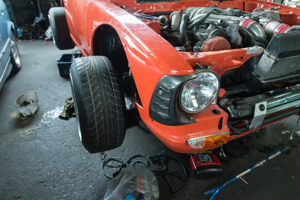 Reparação de carro velho na garagem — Fotografia de Stock