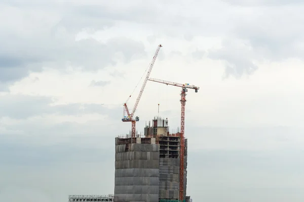 Baustelle mit Turmdrehkran — Stockfoto