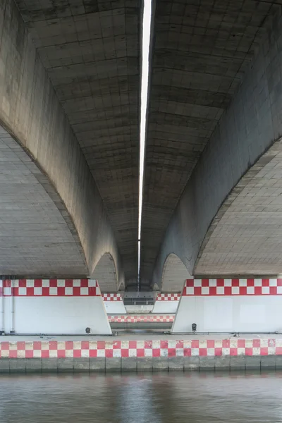 Sob a ponte com o rio . — Fotografia de Stock