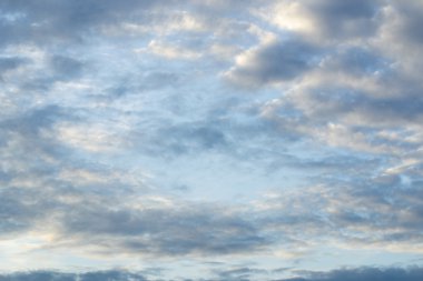 Mavi gökyüzü ve kabarık bulutlar