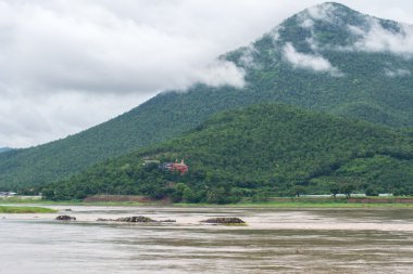 Yeşil dağlar ve nehir