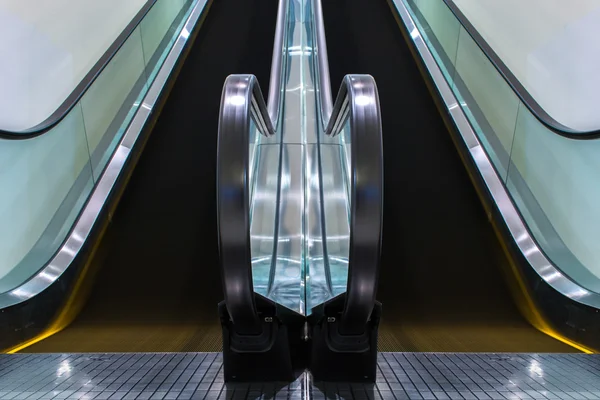 Escalators move indoor building. — Stock Photo, Image