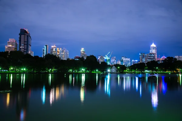 Lumphini Park near the skyscraper business district — Stockfoto