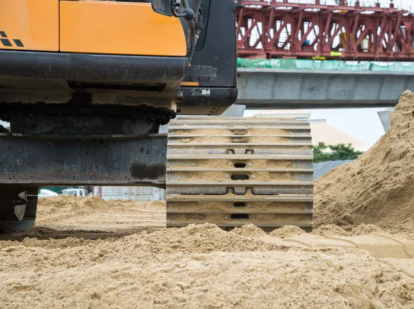 Carregador de rodas Escavadeira com retroescavadeira descarregando areia em trabalhos de orla — Fotografia de Stock