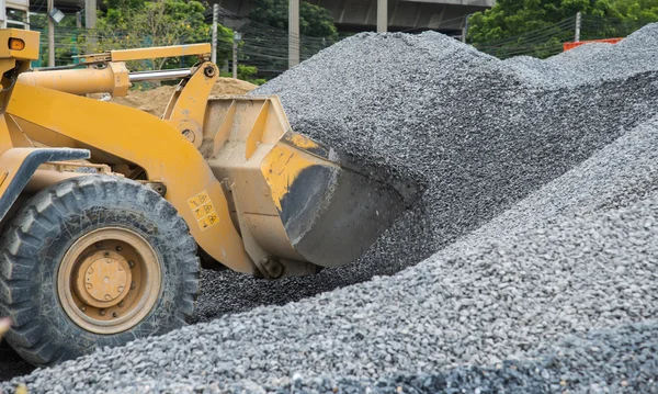 Carregador frontal despejar pedra em uma pedreira de mineração — Fotografia de Stock