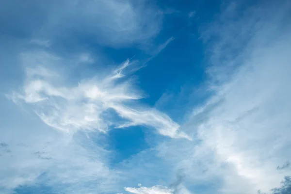 Céu azul fundo com nuvens minúsculas — Fotografia de Stock