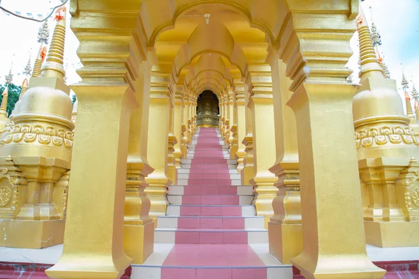 Проходячи в сходи храму — стокове фото