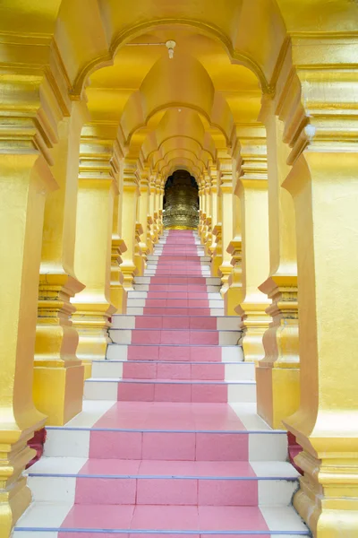Проходячи в сходи храму — стокове фото
