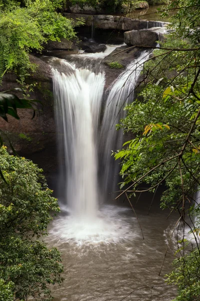 Schöner üppiger Wasserfall — Stockfoto