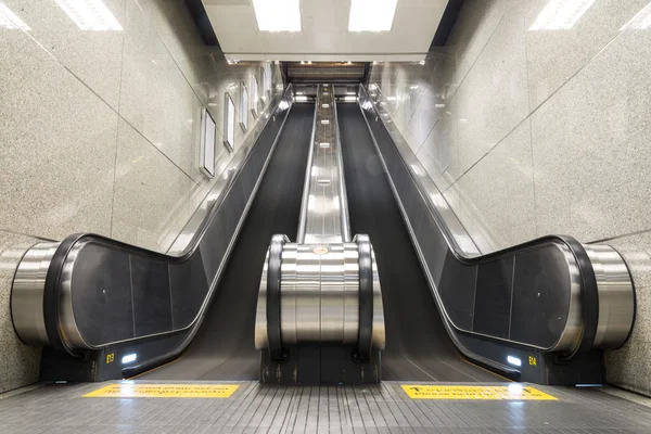 Escalator up and down in a building. — Stock Photo, Image