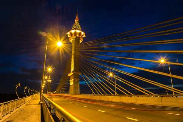 Nonthaburi most s krásným světlem. — Stock fotografie