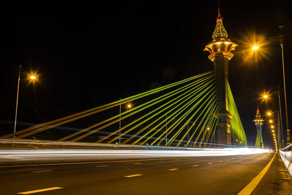 Puente Nonthaburi con una hermosa luz . — Foto de Stock