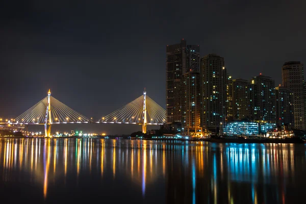 Bhumibol noite ponte — Fotografia de Stock