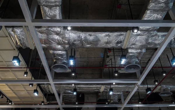 Ventilatie systeem pijpen op het plafond van een moderne fabriek plant gebouw — Stockfoto