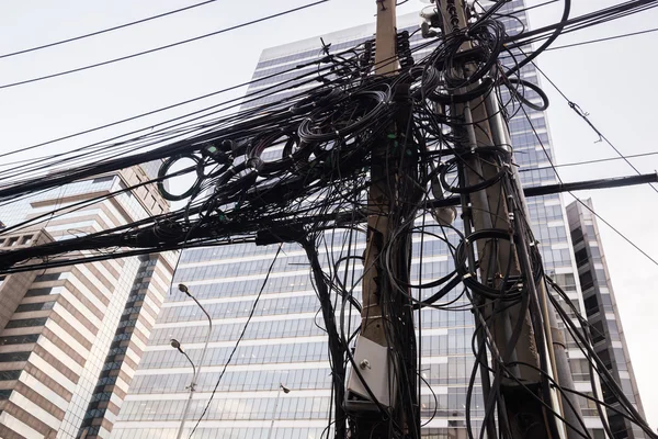 Změť kabelů ve městě. — Stock fotografie