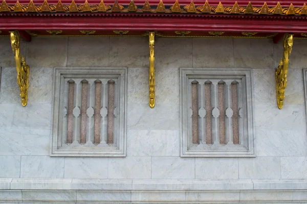 Concrete wall and wooden windows of Buddha image hall of Wat Phr — Stock Photo, Image