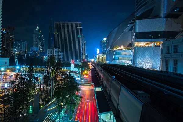 Luz eléctrica por la noche en la ciudad — Foto de Stock