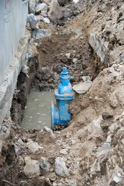 Tubos de plástico de PVC de água no solo durante a construção de encanamentos — Fotografia de Stock