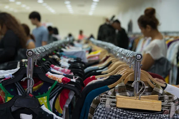 As mulheres escolhem comprar roupas . — Fotografia de Stock