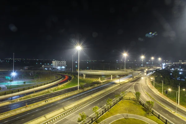 Straßenschnellweg bei Nacht — Stockfoto