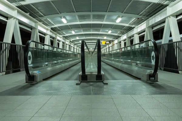 Escalator up and down in a building. — Stock Photo, Image