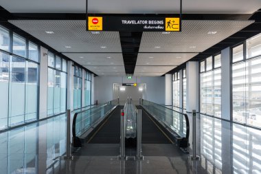 Doğru şekilde ve geriye dönük şekilde yatay escaltor