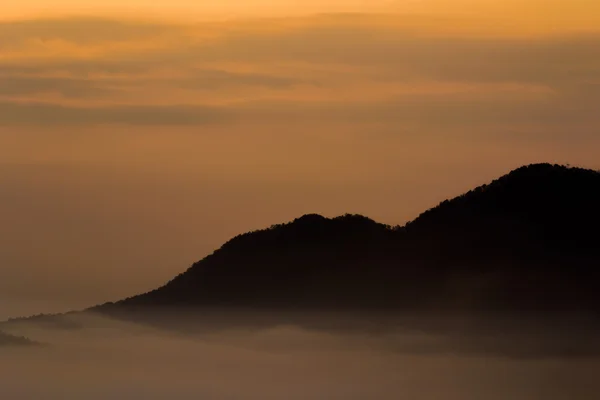 日の出、山霧 — ストック写真