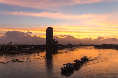 Şehir merkezinde sunsise trafik