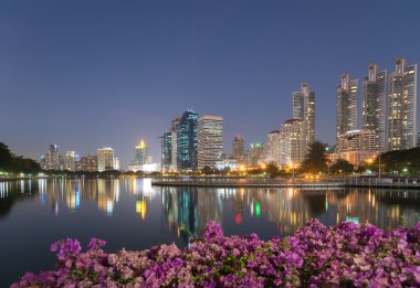 Benchakitti Park gökdelen iş bölgesinin yakınında alacakaranlıkta