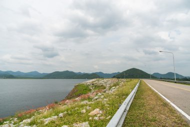 dağ üstünde belgili tanımlık yol