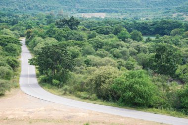 dağ üstünde belgili tanımlık yol