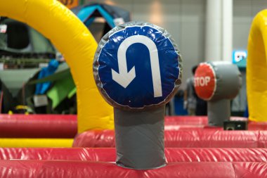 Trafik işaret levhaları, balonlar içinde oyuncaklar.