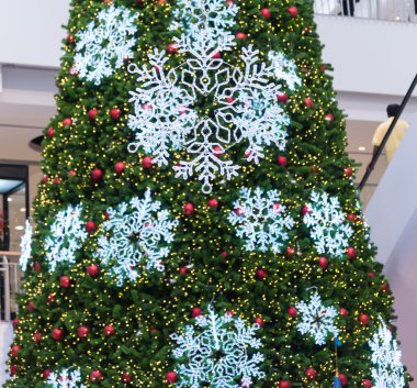 Güzel ışıklarla süslenmiş Noel ağacı