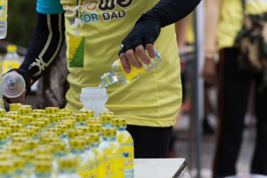 Bisikletçiler içme suyu vardır