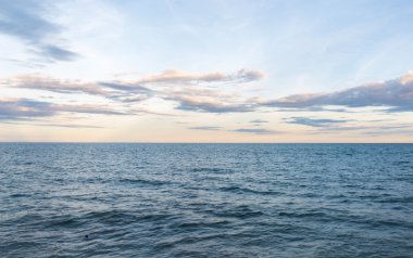 Gökyüzü kararıyor önce sessiz.