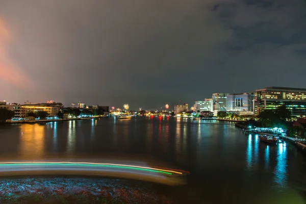 Hastane Riverside binası ile su yansıma sırasında alacakaranlık.
