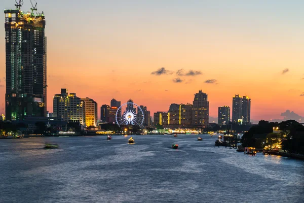 Bangkok på kvällen floden. — Stockfoto