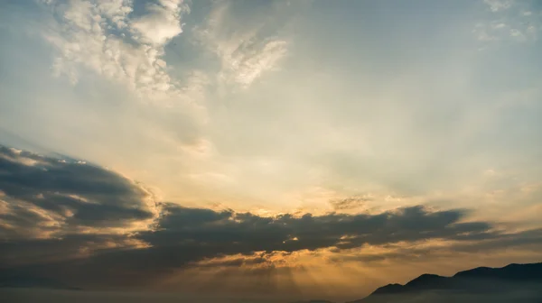 Nuvem movendo-se sobre fundo colorido céu . — Fotografia de Stock