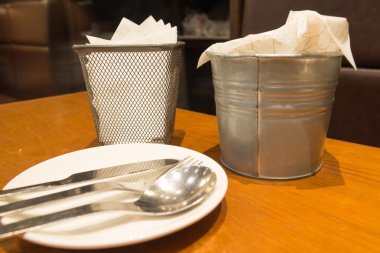 Yemek masası üzerinde yerleştirilen çatal bıçak takımı.