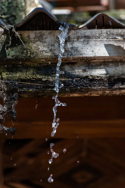 Vatten droppar från taket. — Stockfoto