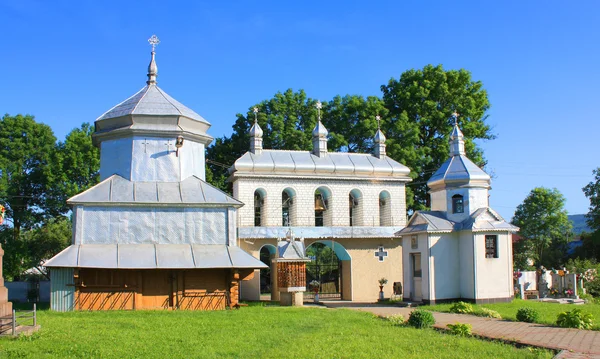 Колокольня церкви Благовещения Пресвятой Богородицы в Старом Косове, Украина — стоковое фото