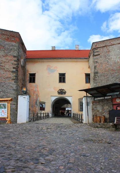 De ingang in het kasteel Palanok in Moekatsjevo — Stockfoto