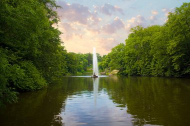 Uman, Ukrayna 'daki Ulusal Dendroloji Parkı' ndaki Yılan Çeşmesi